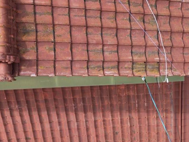 太宰府市の苔が目立つセメント瓦の屋根