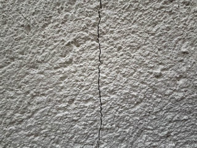 太宰府市のひび割れたモルタル外壁