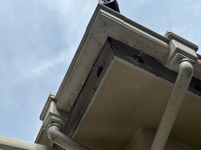 太宰府市の劣化した軒天と雨樋