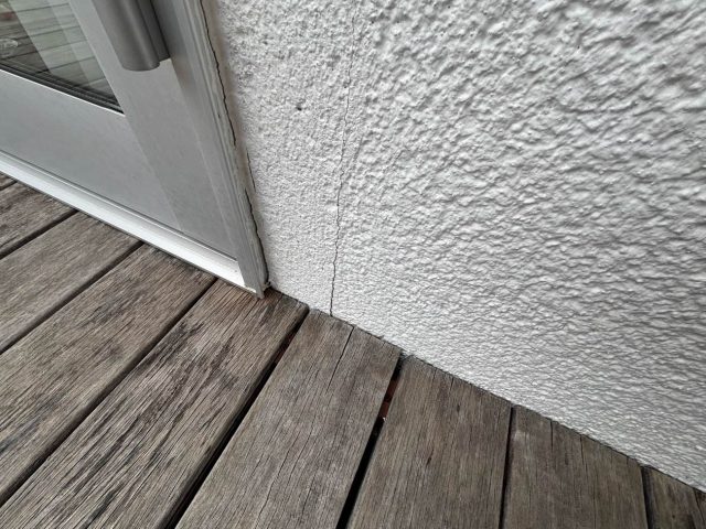 太宰府市の調査で確認されたモルタル外壁のひび割れ