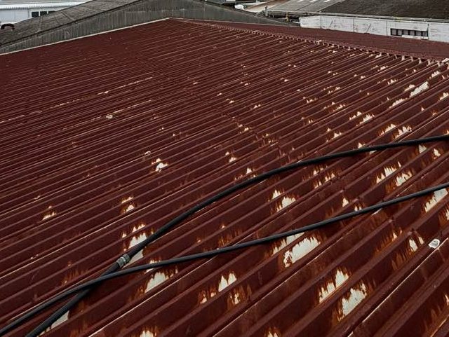 大牟田市で全体が茶色く錆びていた折板屋根