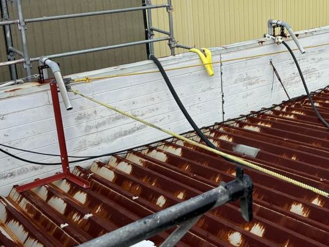 大牟田市で経年劣化が進んだ工場の屋根