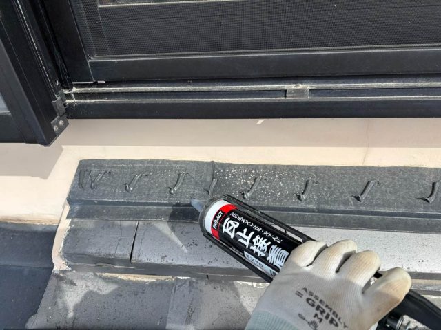 宗像市で雨押さえ板金を施工中