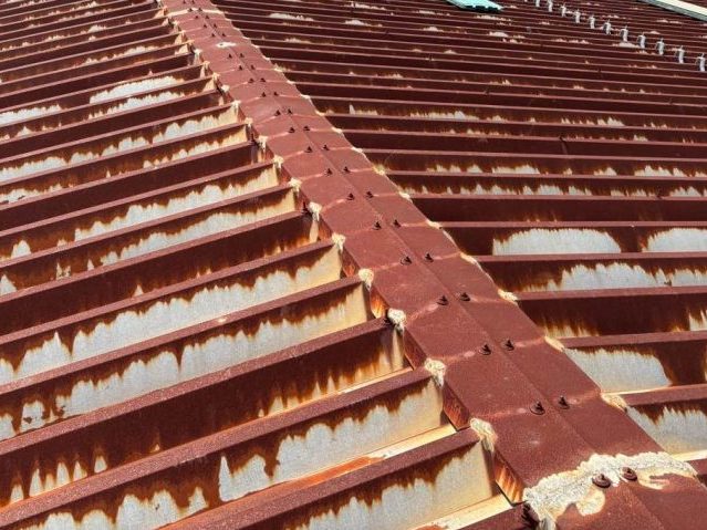 大牟田市でカバー工事に伴う既存棟板金の解体