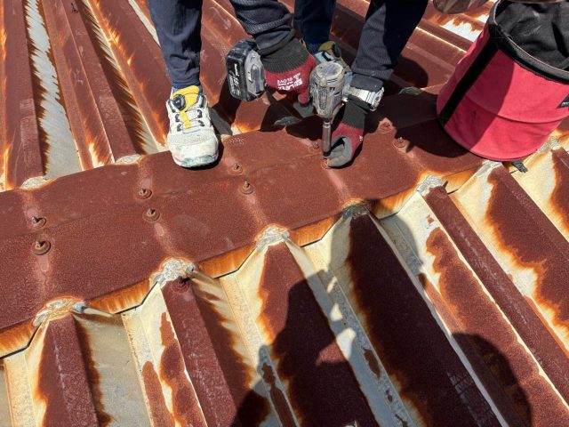 大牟田市でカバー工事に伴う既存棟板金の撤去