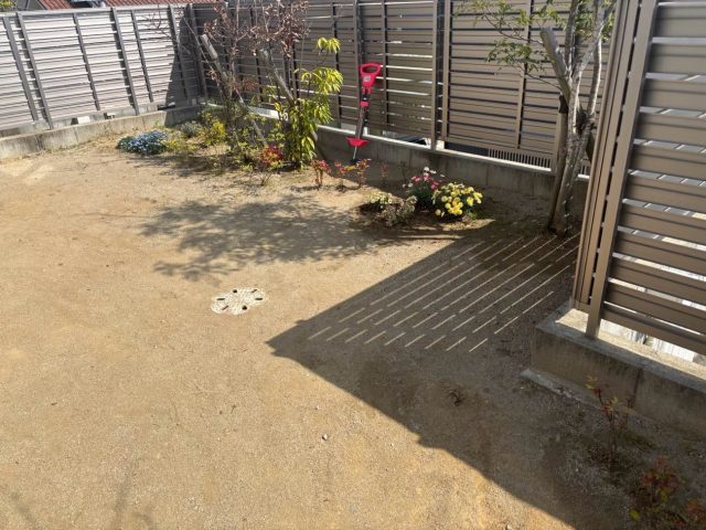 新宮町の駐車場上の庭の排水口フタ