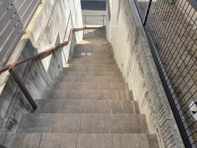 新宮町の住宅駐車場へ降りる階段