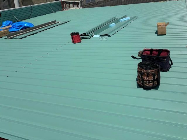 大牟田市で張り付けられていく新しい屋根材