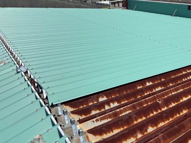大牟田市の工場で折板屋根をカバー工事！屋根材「ヨドルーフ88」の施工で雨漏り予防