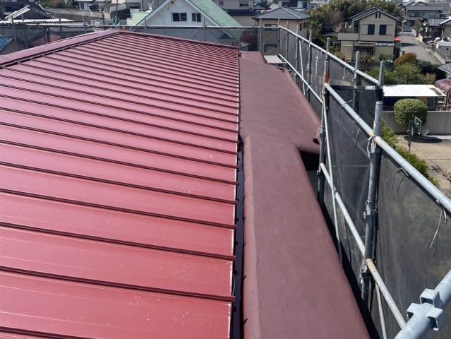 筑紫野市にて老朽化により塗装が剥がれた金属屋根へウレタン塗膜防水工事を実施