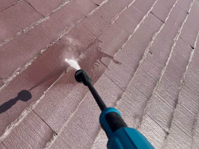 福岡市博多区で屋根を洗浄中