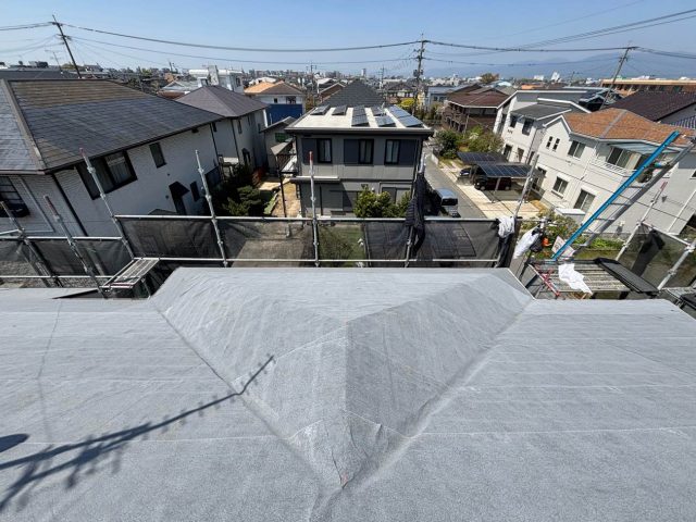 福岡市博多区の屋根改修工事における防水シートの施工