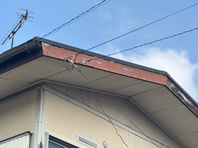 新宮町で塗装が剥がれた破風板