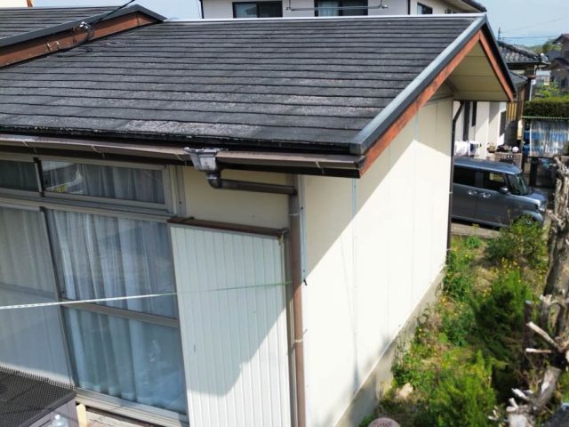 新宮町の経年劣化が進行したスレート屋根