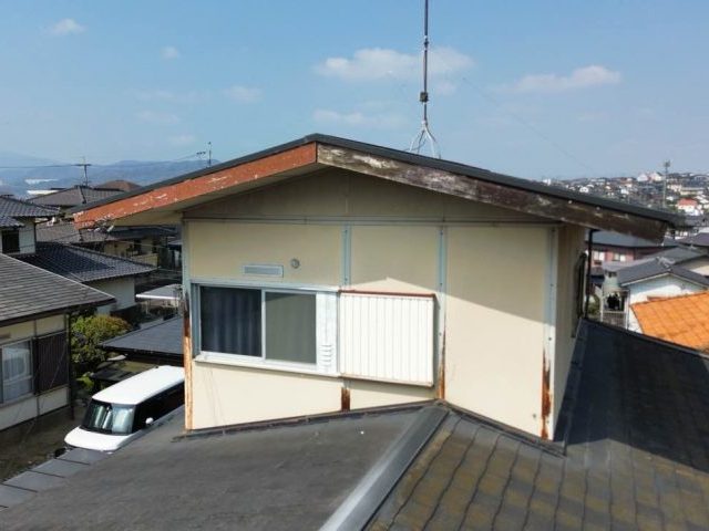 新宮町の劣化した破風