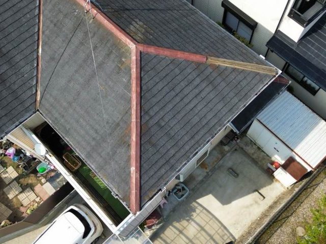 宇美町の棟板金が取れてなくなっている屋根