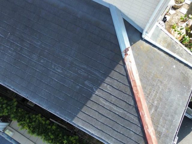 宇美町の色褪せた棟板金とカラーベスト