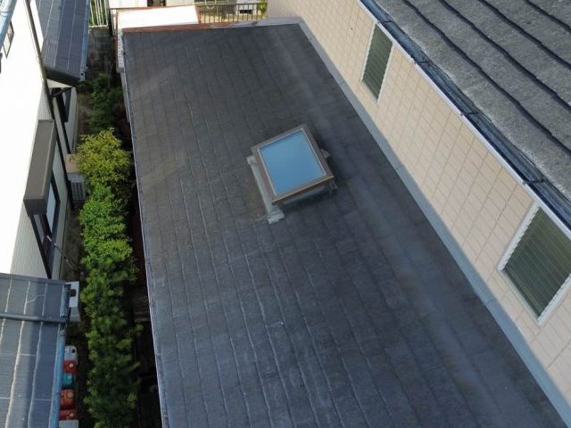 宇美町の経年劣化が進行した差し掛け屋根