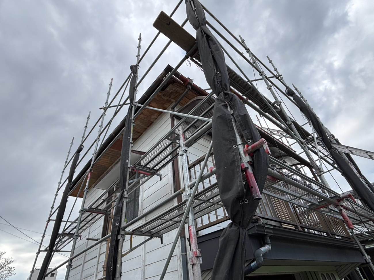 糸島市の谷板金交換工事、足場の設置