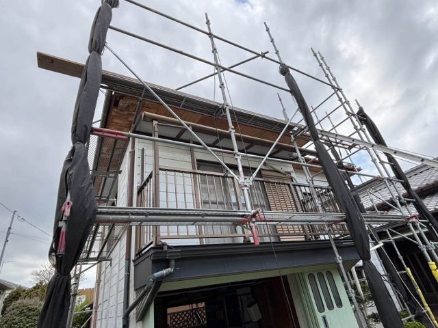 粕屋町で屋根工事に伴う足場架設