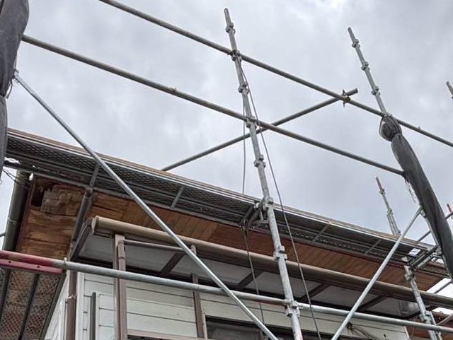 粕屋町で軒天補修工事に伴う足場架設