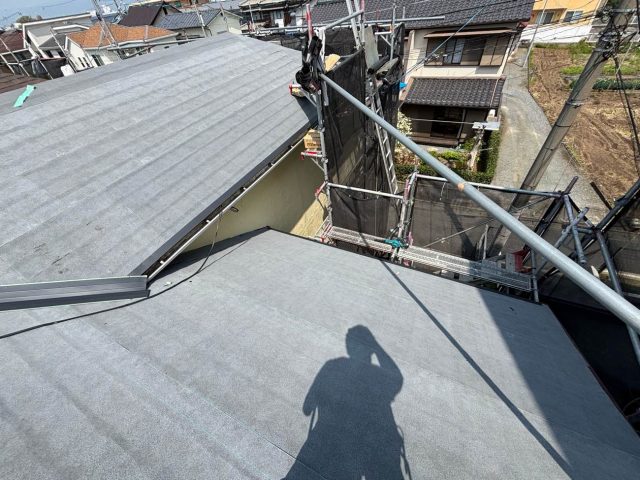福岡市博多区の屋根カバー工事における防水紙敷設