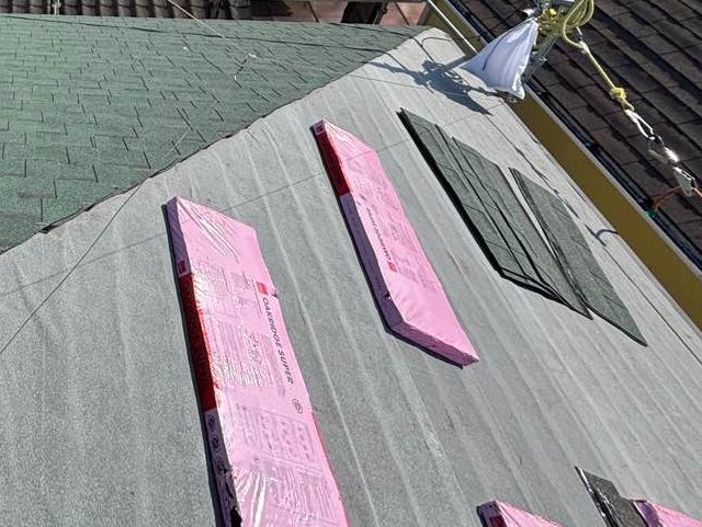 福岡市博多区せ施工が進むアスファルトシングル材