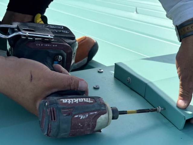 大牟田市で棟板金をビス留めする職人