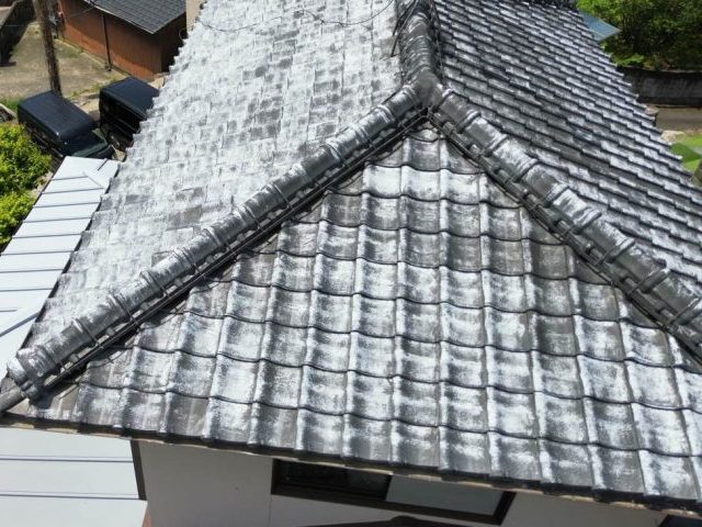 須恵町で塗膜が劣化しているセメント瓦屋根