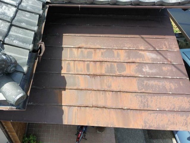 須恵町で錆が目立つ金属屋根