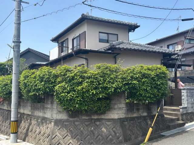 須恵町で「台風前に適切な屋根メンテナンスを」3回目の塗装を検討中のセメント瓦屋根を調査