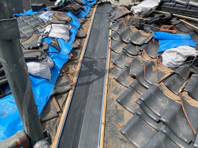 【粕屋町】解体検討のご相談から部分補修へ。台風の影響で傷んだ谷板金を修理