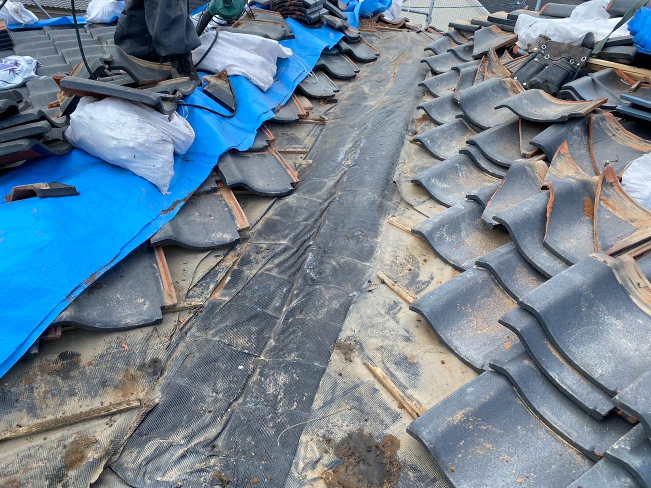 糸島市の谷板金交換工事、解体