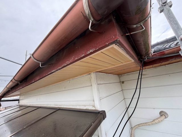 粕屋町で傷んだ軒天を修理
