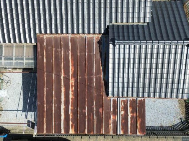 宇美町の複合屋根にて天井から雨漏りの調査｜瓦屋根は葺き直し、金属屋根はカバー工法をご提案