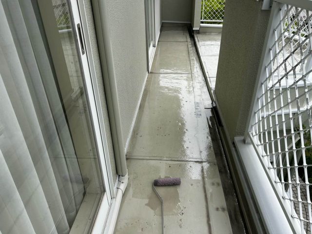 福岡市東区のウレタン防水のプライマー塗布