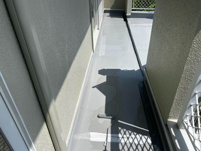 福岡市東区でウレタン防水塗料の塗布