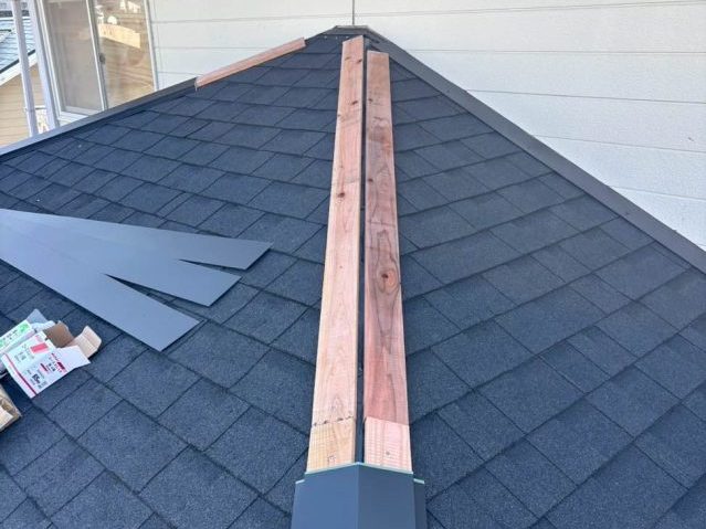 福岡市東区の棟板金の施工中