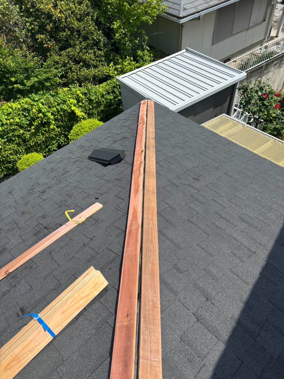 屋根カバー工法、棟板金の施工