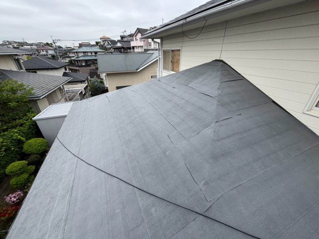 福岡市早良区にて屋根改修工事｜縁切り不足が原因だった下屋の雨漏りをカバー工法で改善