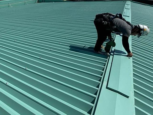 大牟田市で棟板金の設置を行う職人