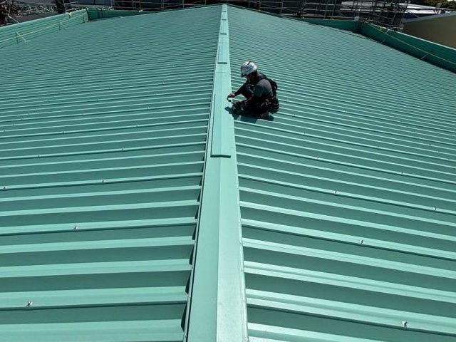 大牟田市｜錆が進行した工場の折板屋根を復旧！面戸・水切り・棟板金の施工