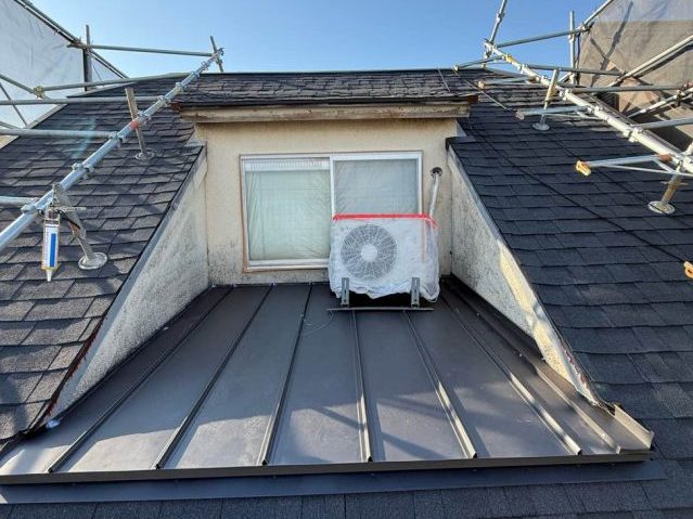 福岡市博多区でスーパーガルテクトの施工中