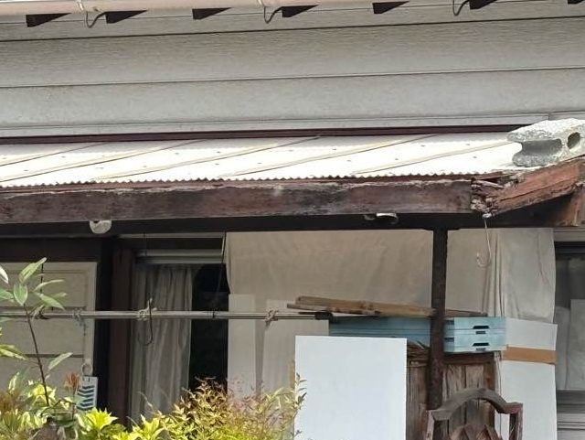 【宇美町】築50年テラス屋根の調査｜変色・割れ・穴あき・腐食を確認し波板交換をご提案