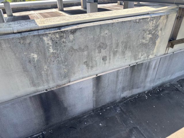 福岡市南区のパラペットの黒ずみ