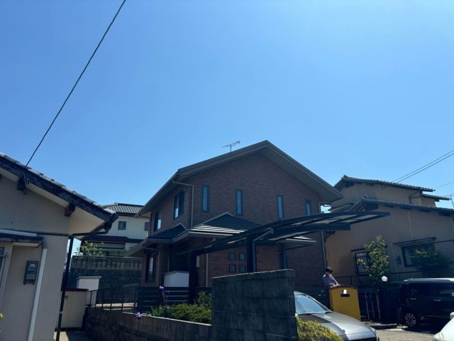 宗像市｜近隣の指摘をきっかけに屋根調査：雨樋金具の破損と天窓周りの劣化に対する補修提案