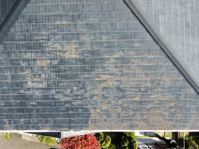 新宮町の塗膜が劣化し変色したコロニアル屋根