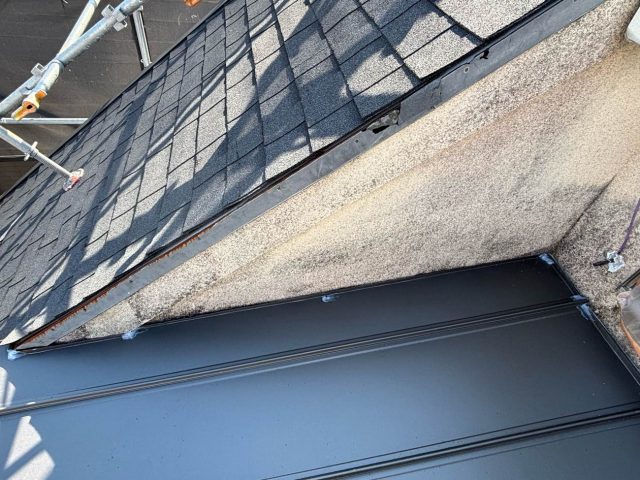 福岡市博多区で設置されたスーパーガルテクトと外壁の接合部