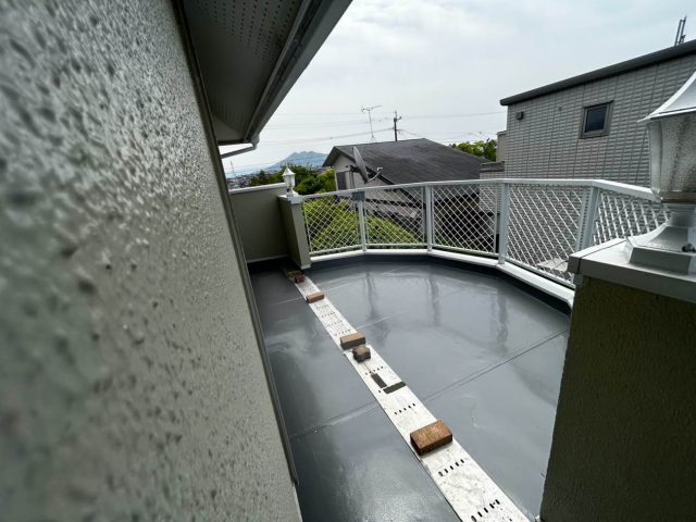 福岡市東区にてウレタン防水・ジョイントシーリング工事で築40年戸建てベランダの雨漏りを解消