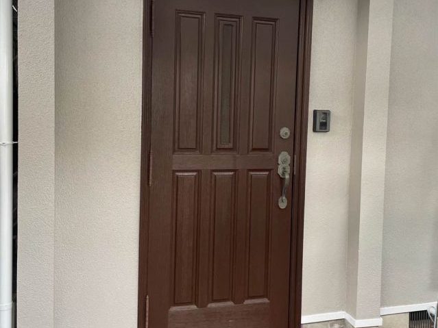 福岡市博多区にて玄関ドア・雨戸を塗装。外観の印象が見違える仕上がりに！